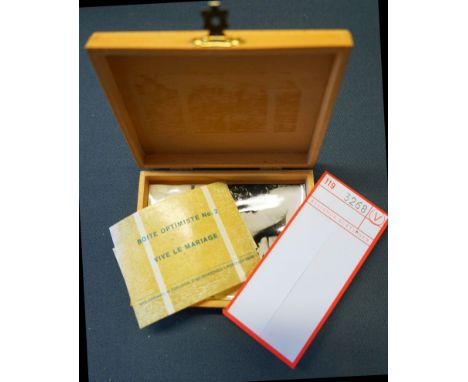 Filliou, Robert. Vive le mariage. À trois. 12 x 9 x 3,5 cm. Kleine Holzkassette mit zwei Etiketten (diese gelöst), Messingsch