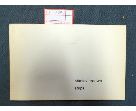 Brouwn, Stanley. steps. Ca. 35 Bl. 13,5 x 20,5 cm. OBroschur (Umschlag etwas gebräunt). Amsterdam, Stedelijk Museum, 1971.Ers