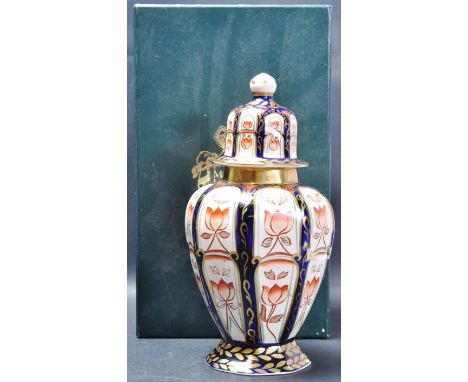 Masons - Masterpiece Collection - Tokyo vase - A vintage 20th century limited edition lidded vase having a pattern based upon