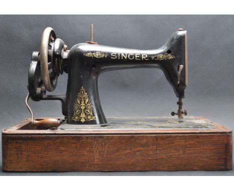 A vintage retro early 20th century circa 1930’s Singer sewing machine / portable sewing machine. The hand cranked&nbsp; machi