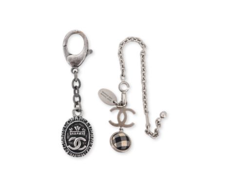 A PAIR OF CHANEL KEY RINGS
In silver-tone color
Condition: Condition Report

Some minor wear to the hardware, the plaid exhib