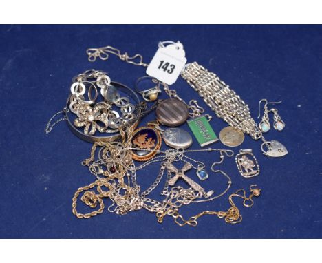 Silver jewellery, to include: a gate link bracelet with heart-shaped clasp; rings; lockets; pendants; and other items.