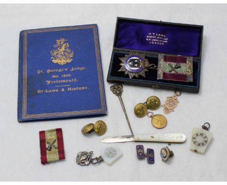 A small collection of assorted Freemasonry related jewels and other jewellery items including two 9ct gold pendants, gross we