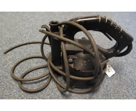 Black enamelled signalling lamp, unmarked.(B.P. 24% incl. VAT)