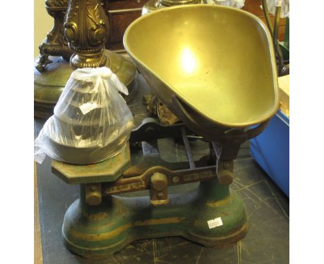 Set of cast iron shop scales with deep copper pan and a set of weights.(B.P. 24% incl. VAT)
