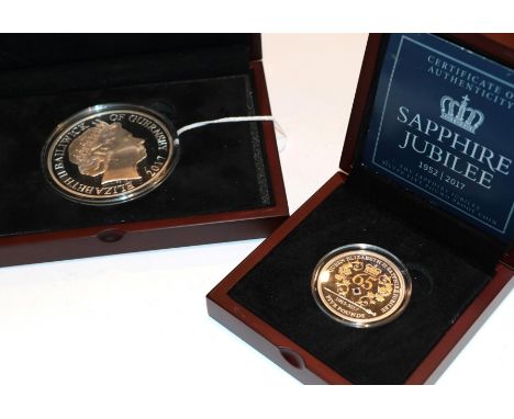 Guernsey Silver Proof £10 2017 commemorating the Queen's Sapphire Jubilee; obv. Rank-Broadley portrait of the Queen, rev. cro