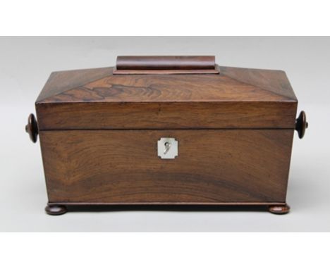 A 19TH CENTURY ROSEWOOD SARCOPHAGUS TEA CADDY, hinged lid opens to reveal a pair of inner domed top caddy boxes and central r
