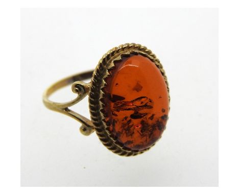 A 9ct gold ring set with amber, 2g, size M/N