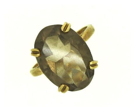 A 9ct gold smokey quartz ring, 5.2g, size O