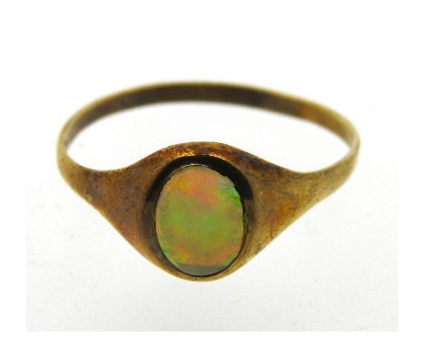 A 9ct gold opal ring, 1.2g, size S/T