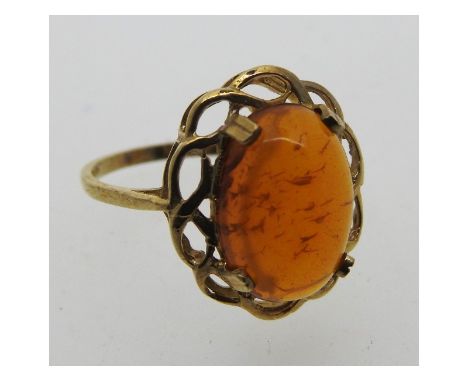 A 9ct gold ring set with amber, 2.5g, size O