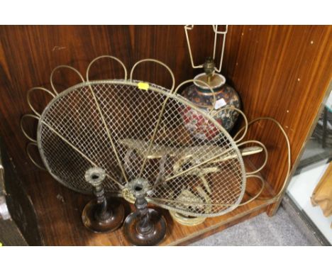 A SELECTION OF BRASS ETC TO INCLUDE A TABLE LAMP