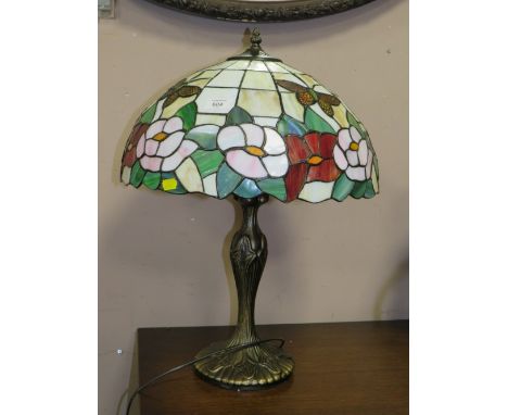 A LARGE TIFFANY STYLE TABLE LAMP H 56 CM