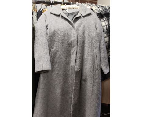 A COLLECTION OF LADIES VINTAGE CLOTHING AND ACCESSORIES, TO INCLUDE VINTAGE DRESSES, BAGS, SCARVES ETC.