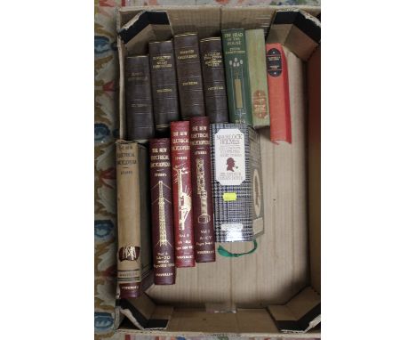 SMALL TRAY OF BOOKS TO INCLUDE FOUR VOLUMES OF THE NEW ELECTRICAL ENCYCLOPEDIA