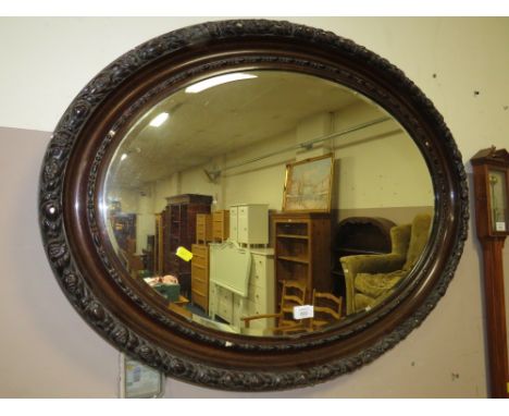 A VINTAGE OVAL WALL MIRROR