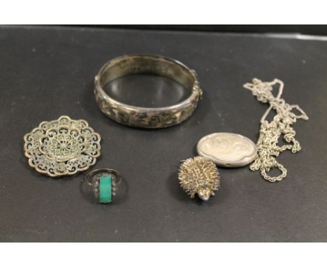 A SMALL QUANTITY OF SILVER AND WHITE METAL JEWELLERY TO INCLUDE A BANGLE