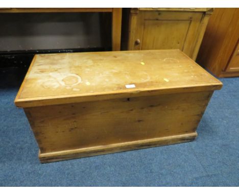 A VINTAGE PINE BLANKET BOX W 87 CM