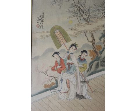A BAMBOO STYLE GILT FRAMED AND GLAZED JAPANESE BLOCK PRINT OF A LADY AND HER TWO ASSISTANTS
