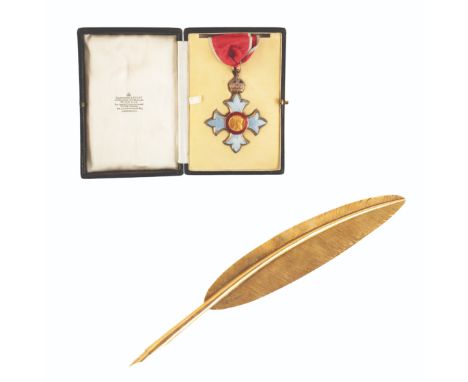 A 9CT GOLD SILVER QUILL by Mappin and Webb, London, 20th century, with an inscription to read 'R.E.L. FROM E.W. 25.4.39' in i