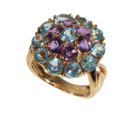 AN AMETHYST AND TOPAZ CLUSTER RING on an 18ct yellow gold shank with shaped openwork shoulders, ring size K