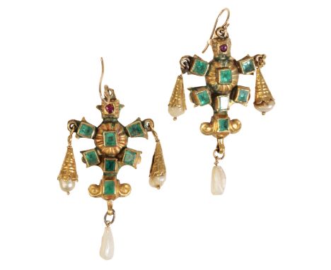 A PAIR OF INDIAN EMERALD AND BAROQUE PEARL EARRINGS set on unmarked yellow metal, with modern fish hook fasteners, 5.2cms lon