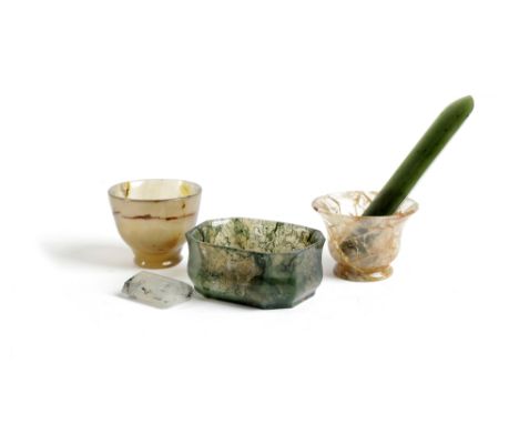 A SMALL COLLECTION OF HARDSTONE ITEMS 18TH CENTURY AND LATER comprising: a small moss agate bowl of square section, a small c