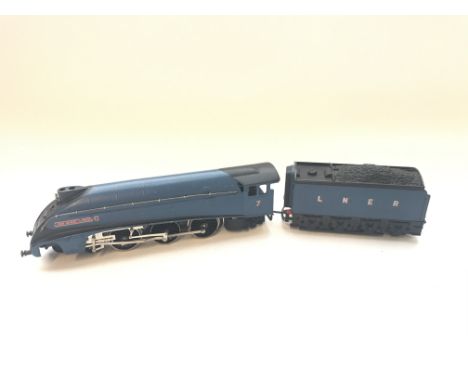 A Tri-ang Hornby "Sir Nigel Gresley' LNR engine.