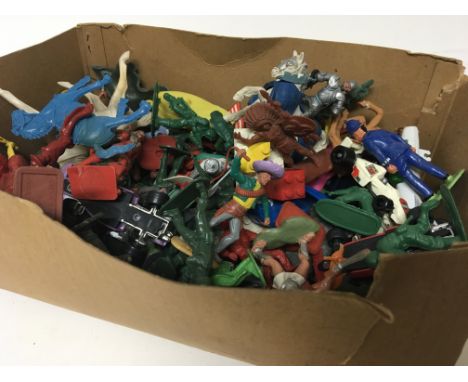 A box containing play worn vintage plastic soldiers Knights and other figures (a lot)