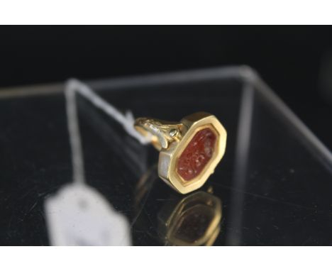 A French 18ct gold swivel ring set with carved intaglio with Greek god and goddess image (eagle head stamp)