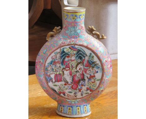 ORIENTAL HANDPAINTED AND GILDED CERAMIC MOON FLASK DEPICTING A BATTLE SCENE, APPROXIMATELY 25cm HIGH