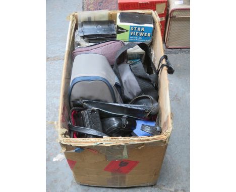 BOX CONTAINING VINTAGE SLIDE PROJECTOR AND VARIOUS CAMERAS AND ACCESSORIES 