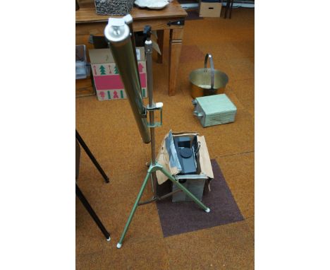 Hanimex projector with screen 