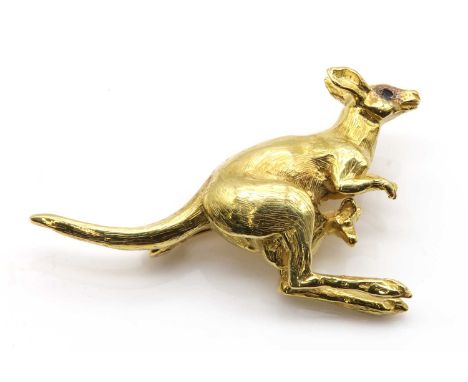 An 18ct gold kangaroo and joey brooch, by Harriet Glen, the kangaroo with sapphire set eyes, to pin and roller catch. London 
