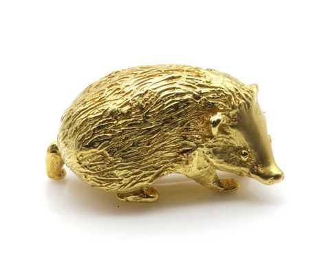 An 18ct gold hedgehog brooch, by Harriet Glen, with a textured body, to pin and roller catch. London 2009. 22mm wide, 8.00gCo