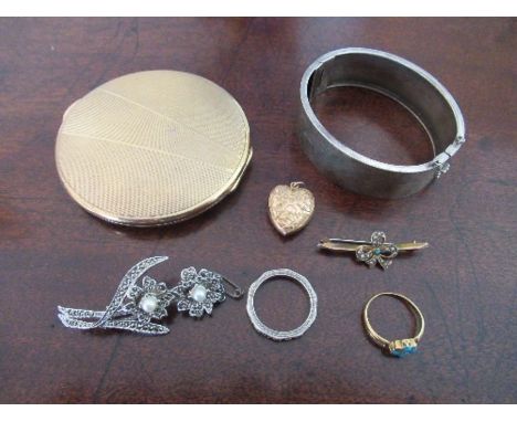 A quantity of jewellery, to include a turquoise ring, a pearl and turquoise bar brooch, a locket, a ring, bangle and a compac