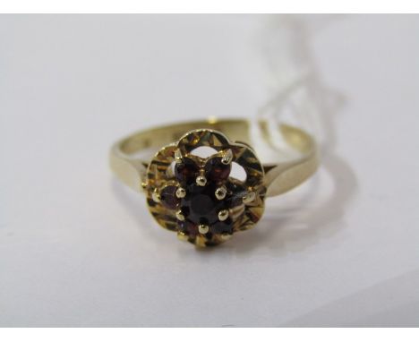 9ct YELLOW GOLD GARNET CLUSTER RING, size L 