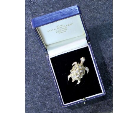 A Vintage French Jewelled Novelty animal brooch in 18ct yellow gold, modeled as a turtle, its body and shell studded with for
