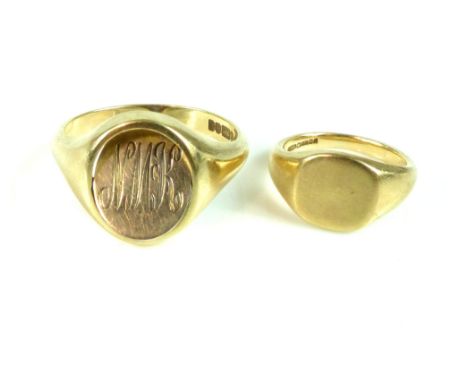 Masonic reversible 9ct gold ring, the gold oval face spinning to reveal masonic square and compass on blue enamel background,