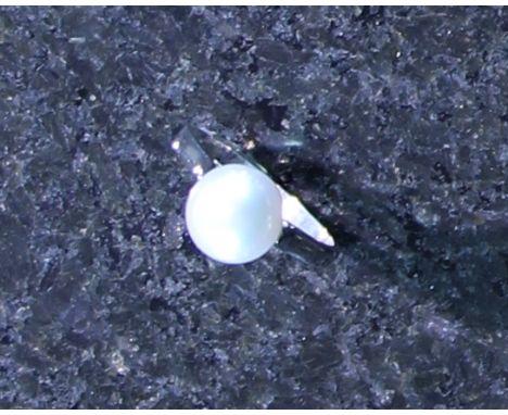 A vintage solitaire pearl ring in white gold, the pearl measuring 9.2mm in diameter, set in a simple band. Size M / 6.5. Gros