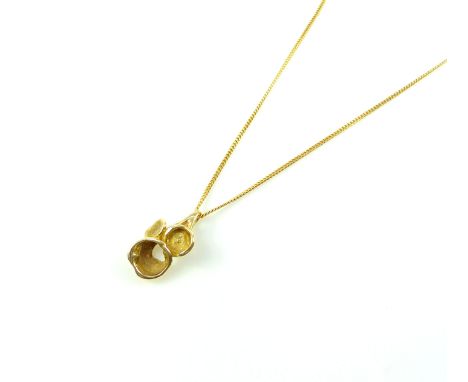 ROB BATTERED Pendant in yellow gold, formed as a larger bottomless cup descending from two smaller flattened cups, creating a