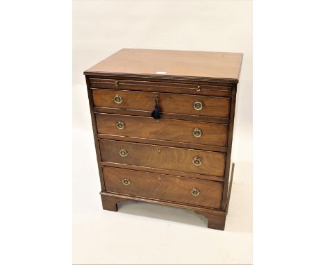 Early 20th Century mahogany dwarf chest in George III style with reeded top and pull out slide above four long graduated draw