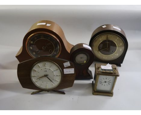 20th Century brass cased carriage clock with enamel dial and Roman numerals (glass chipped), small Edwardian inlaid mantel cl