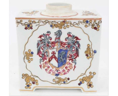 Large Samson Armorial Chinese-style porcelain tea caddy, of rectangular form on four feet, painted in gilt and enamels with f