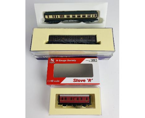 3x Assorted N Gauge Coaches - Including N Gauge Society Stove R LMS Crimson 32975. P&amp;P Group 1 (£14+VAT for the first lot