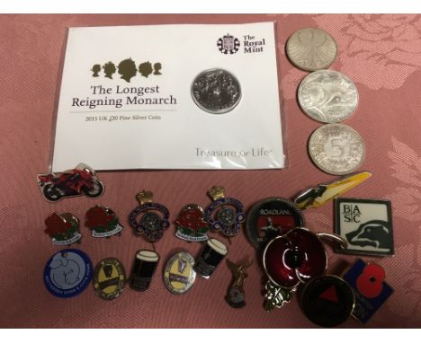 GB COINS: 2015 LONGEST REIGNING MONARCH £20 SILVER COIN IN FOLDER, ALSO FEW OTHER COINS, ENAMEL BADGES, ETC.