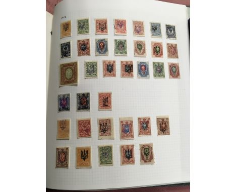 RUSSIA: SG DEVON ALBUM WITH A CLEAN COLLECTION, MUCH 1961 - 91 OG WITH SOME IMPERFS, MINI SHEETS, REPUBLICS WITH UKRAINE TRID