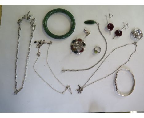 A jade bangle and assorted silver and other jewellery 