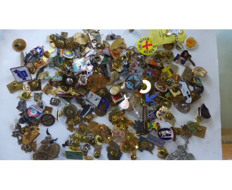 A selection of assorted vintage and modern badges 