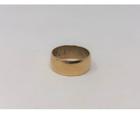 A 9ct gold band ring, size O CONDITION REPORT: 5.2g